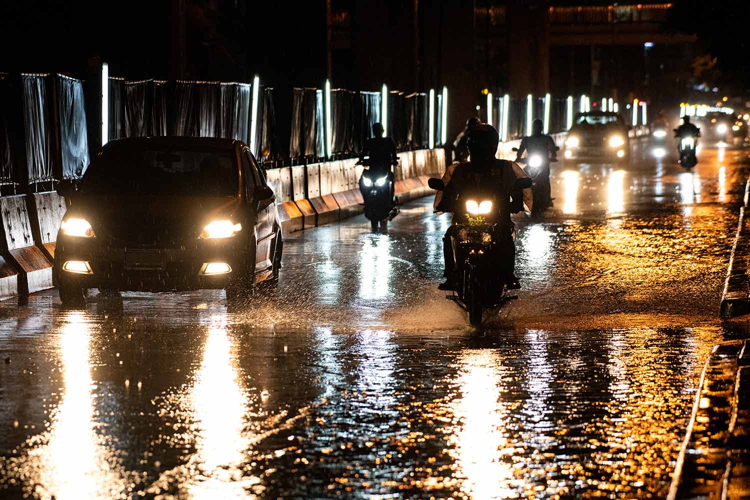 Consejos para manejar una moto en lluvia