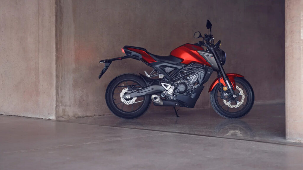 Honda CB125R lateral en garaje