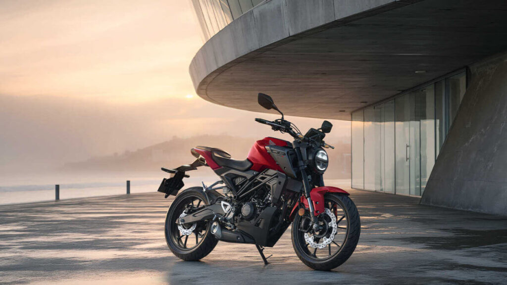 Honda CB125R en el puerto