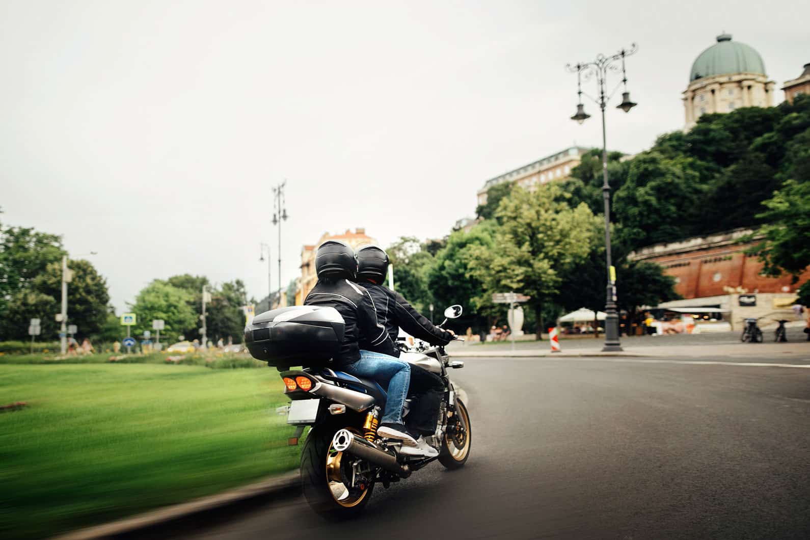 Cómo elegir la mejor moto para recorrer una ciudad turística